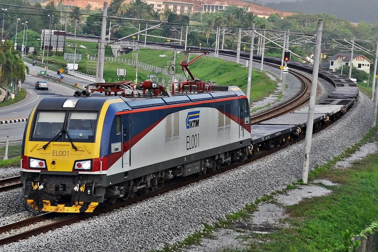 EL001 close-up under the overhead catenary