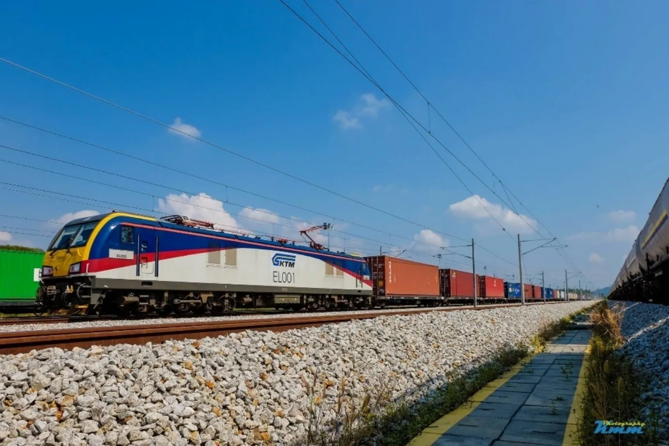 EL001 hauling a container freight along the mainline