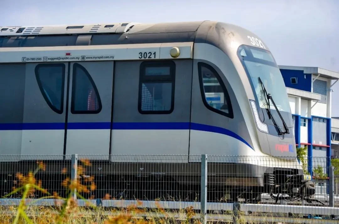 Shah Alam Line LRV exterior at the platform