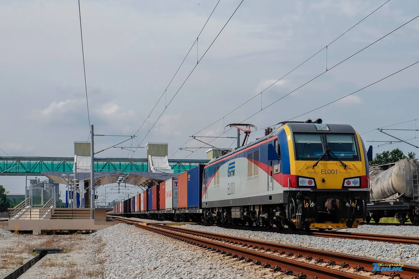 The 6-axle electric locomotive hauling freight